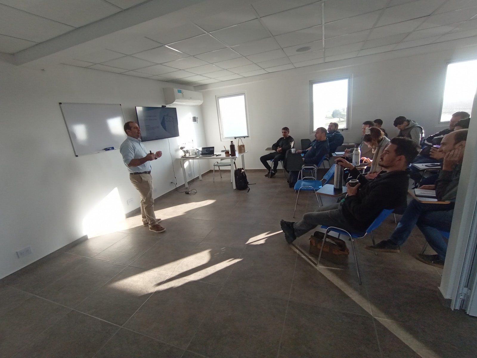 Dictado sobre Robot de Ordeño en la cuarta clase de Modulo de Equipo de Ordeño de la DIPLOMATURA