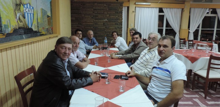 El Asesor de la Ministra de Agricultura de Bolivia se reune con los asociados.