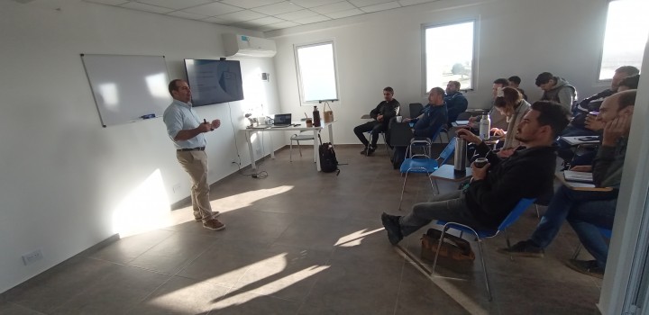 Dictado sobre Robot de Ordeño en la cuarta clase de Modulo de Equipo de Ordeño de la DIPLOMATURA