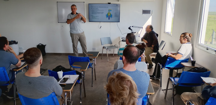 Ejecutamos los Modulos 2.5 EQUIPO SEPARADOR CENTRIFUGO, 2.6 EQUIPO HOMOGEINIZADOR y 2.7 EQUIPOS DE CONCENTRACION de la DIPLOMATURA para INDUSTRIA LACTEA